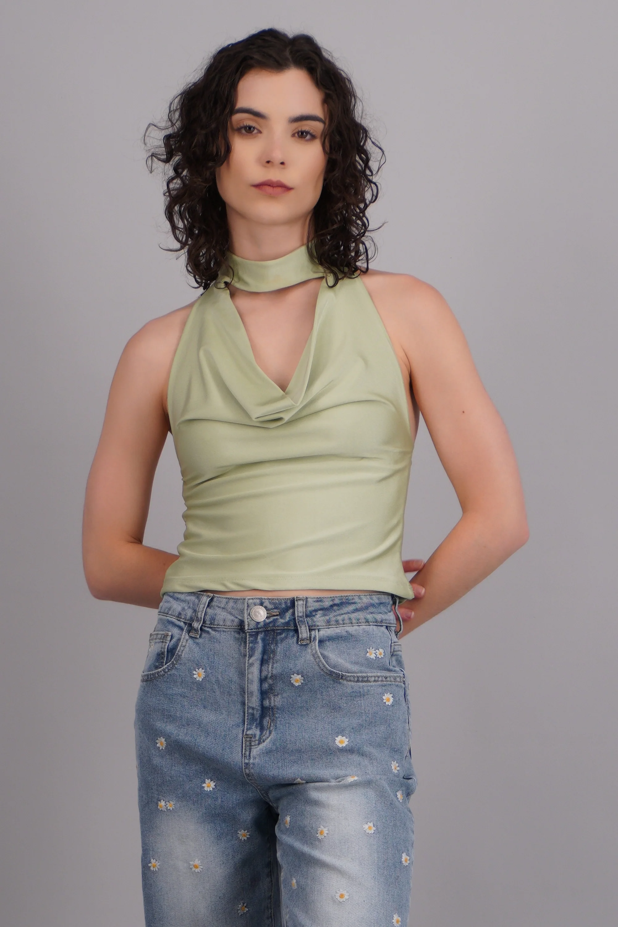 Top sin mangas escote columpio detalle cuello