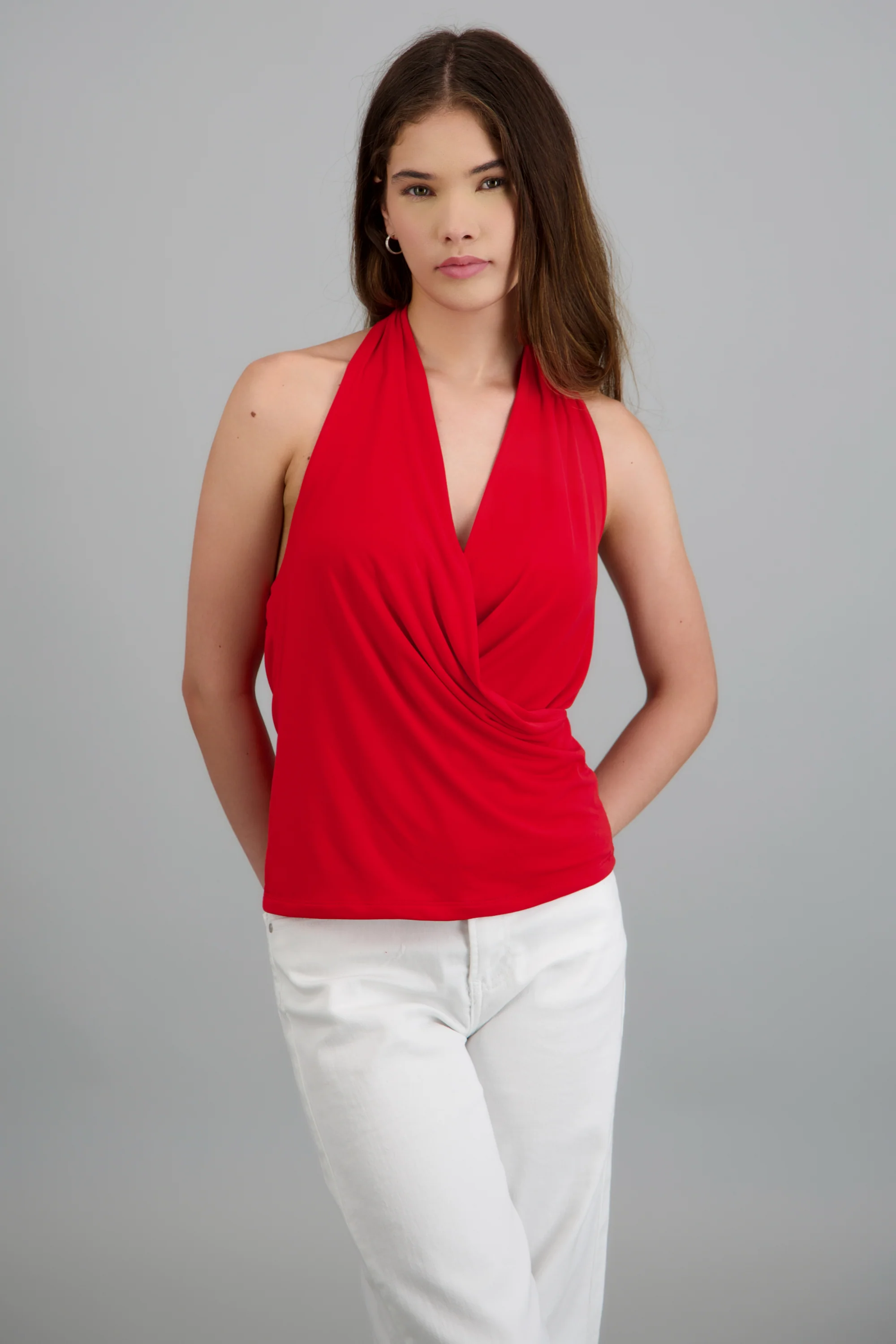 Top sin mangas escote halter drapeado - Image 3