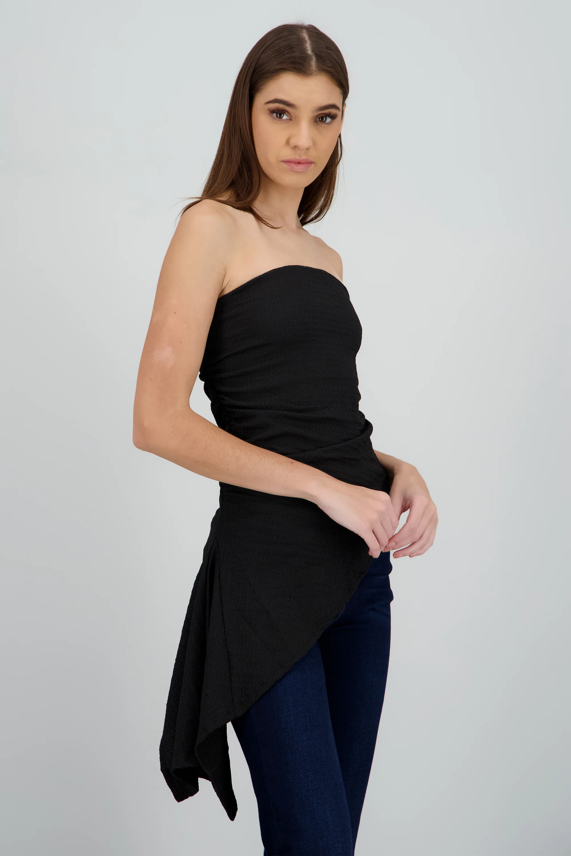 Top strapless asimetrico textura - Image 3