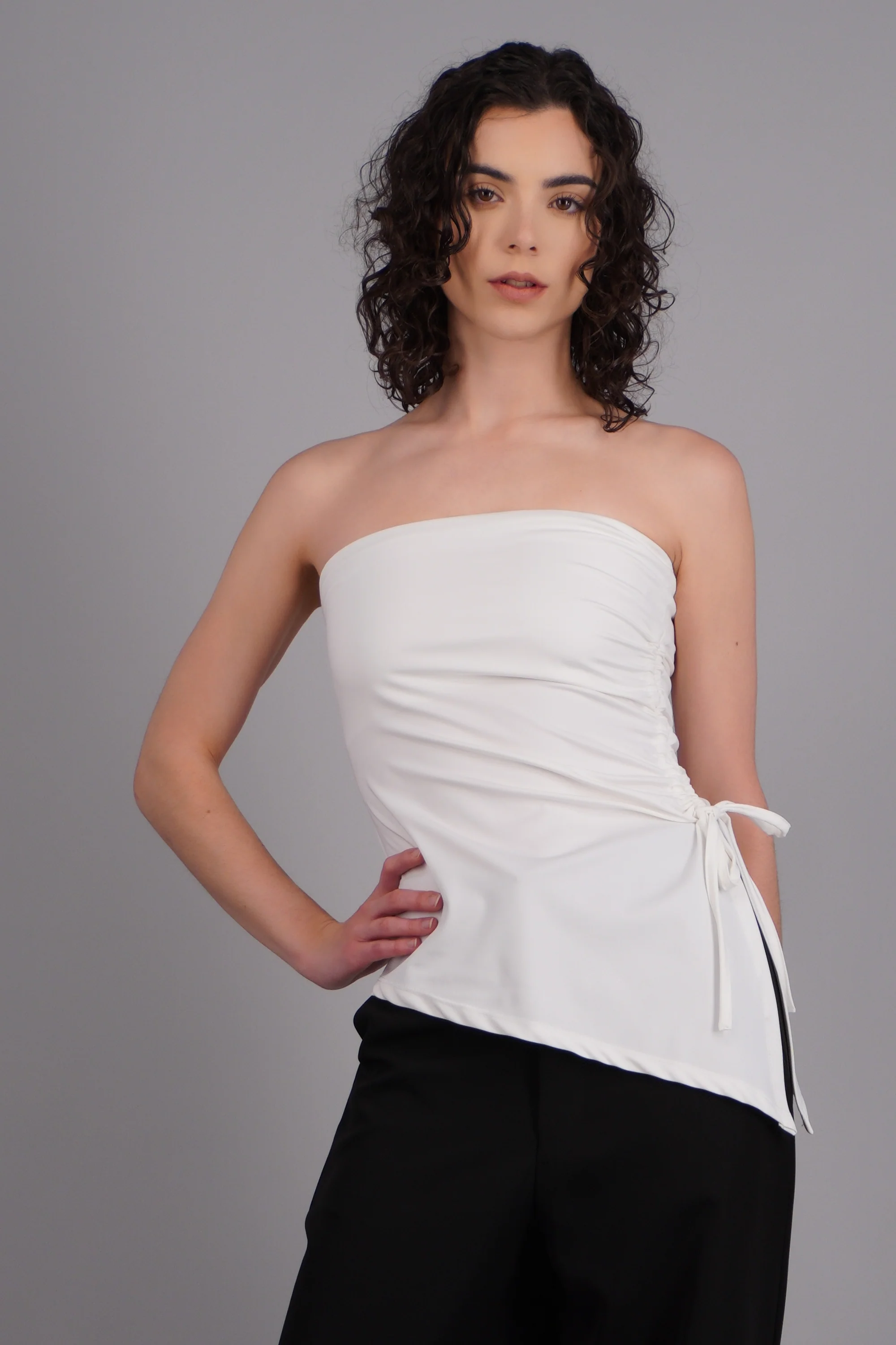Top strapless caida asimétrica jareta - Image 3