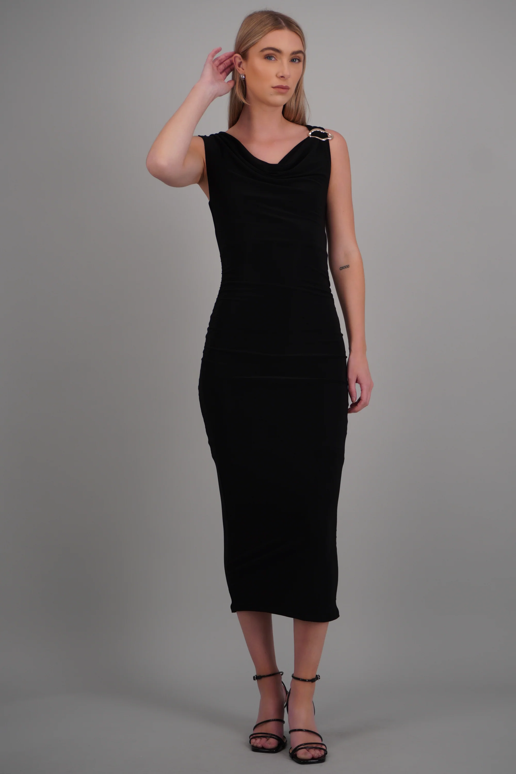 Vestido cascada detalle herraje