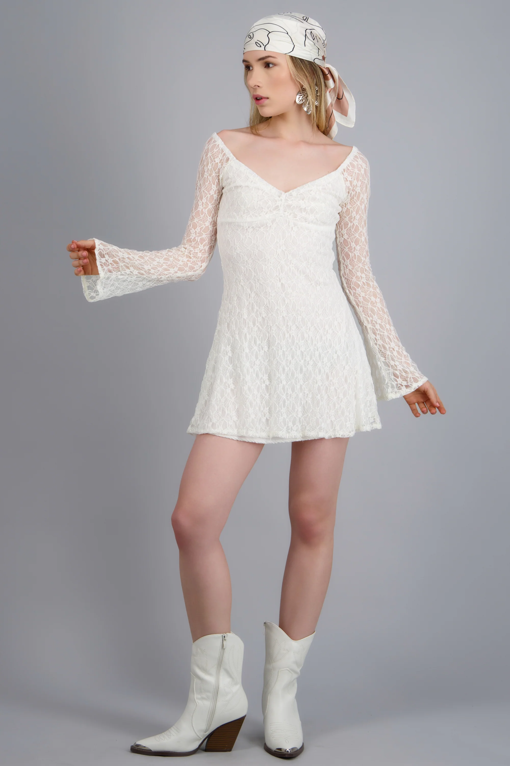 Vestido corto manga larga encaje