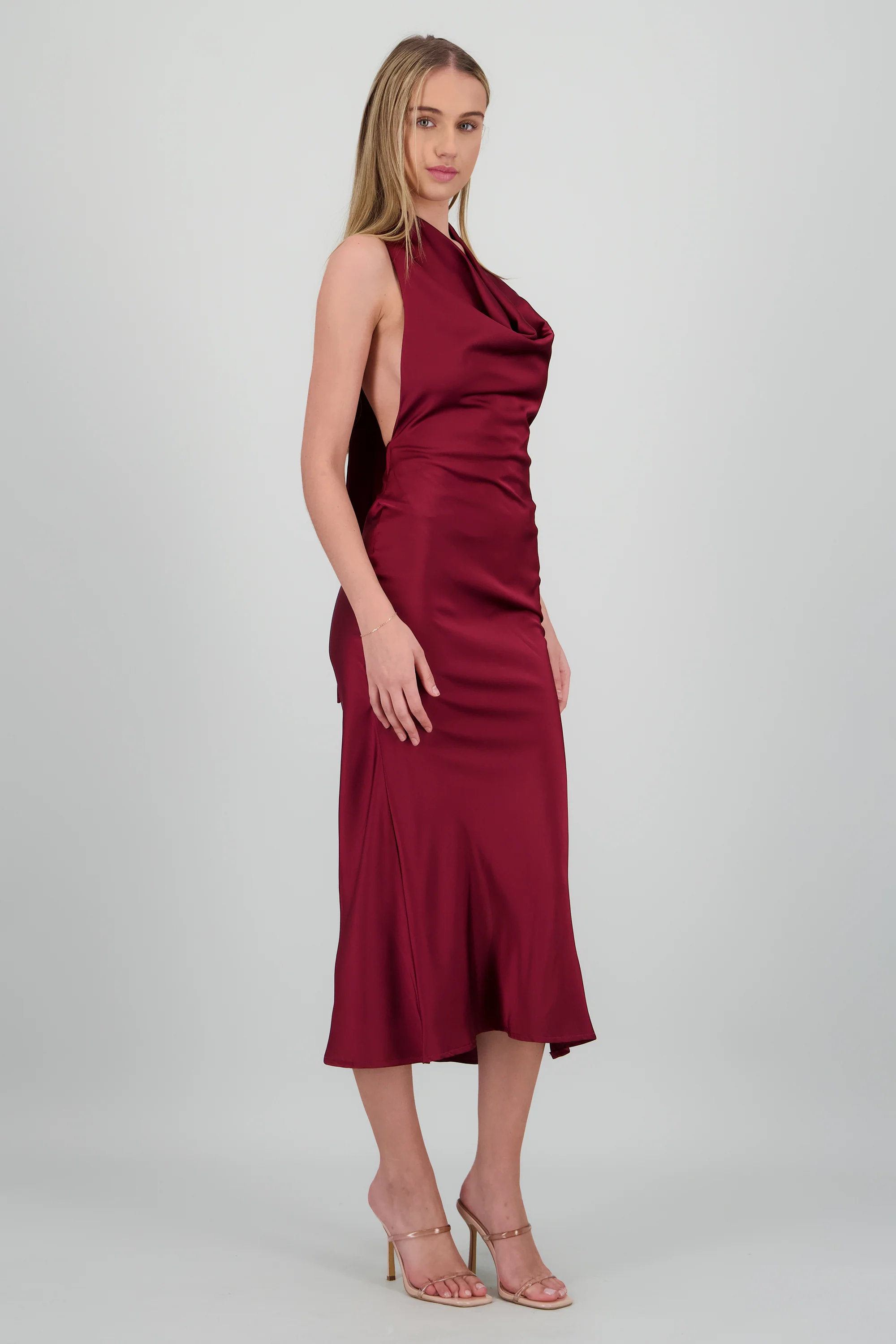 Vestido midi escote cascada halter satinado - Image 5