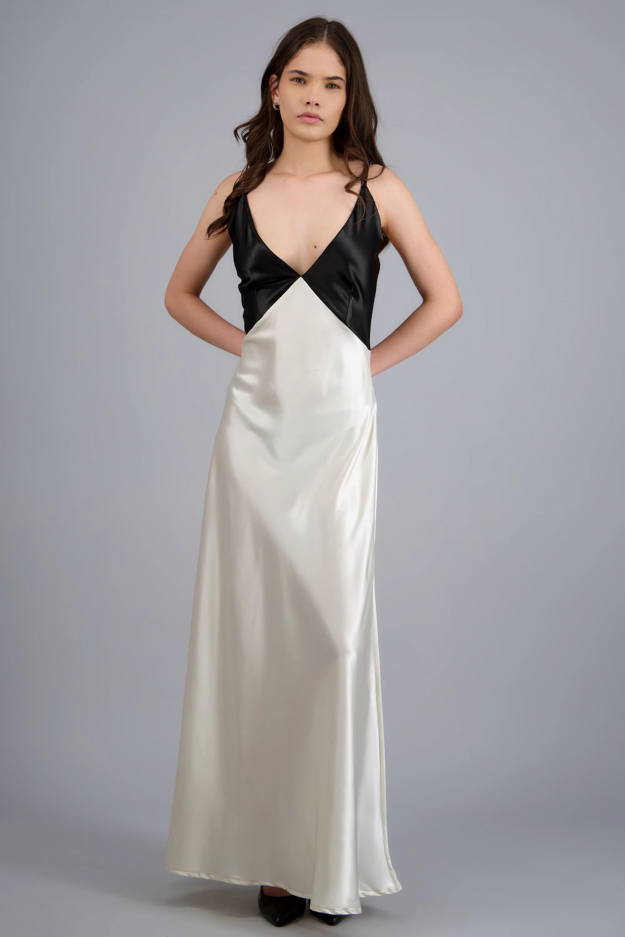 Vestido maxi de satin con contraste - Image 2