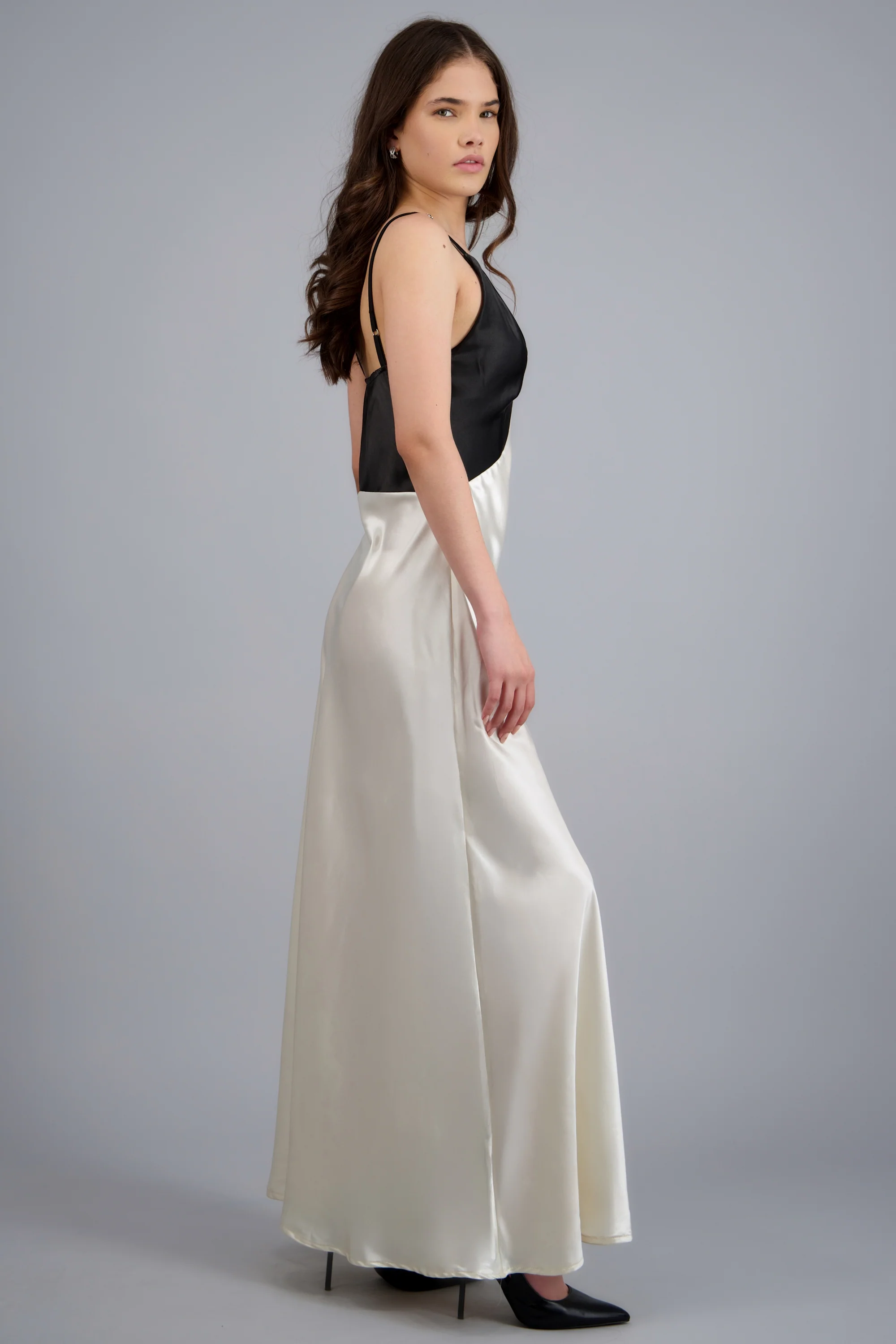 Vestido maxi de satin con contraste - Image 3