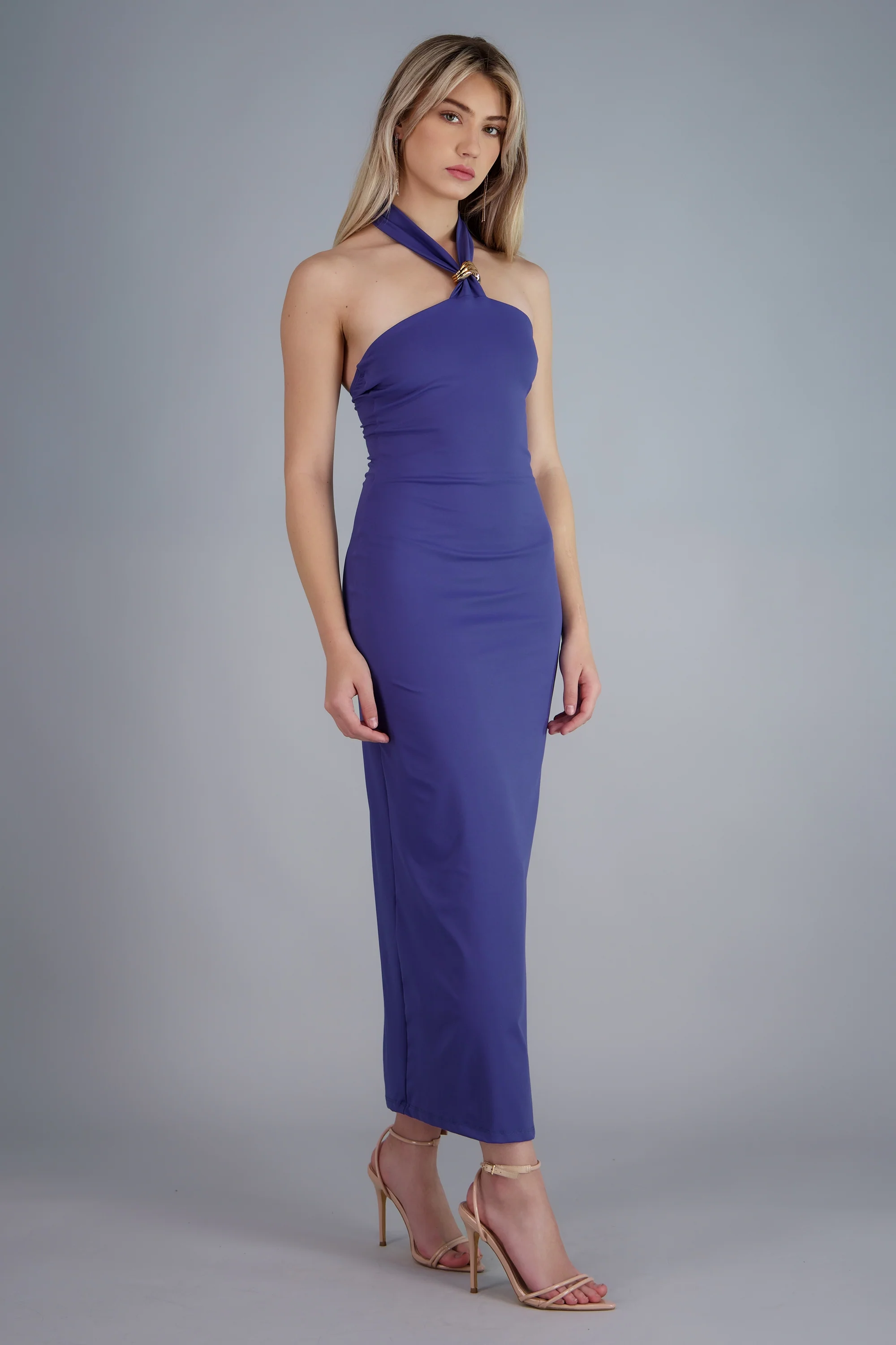 Vestido maxi halter con detalle de aro