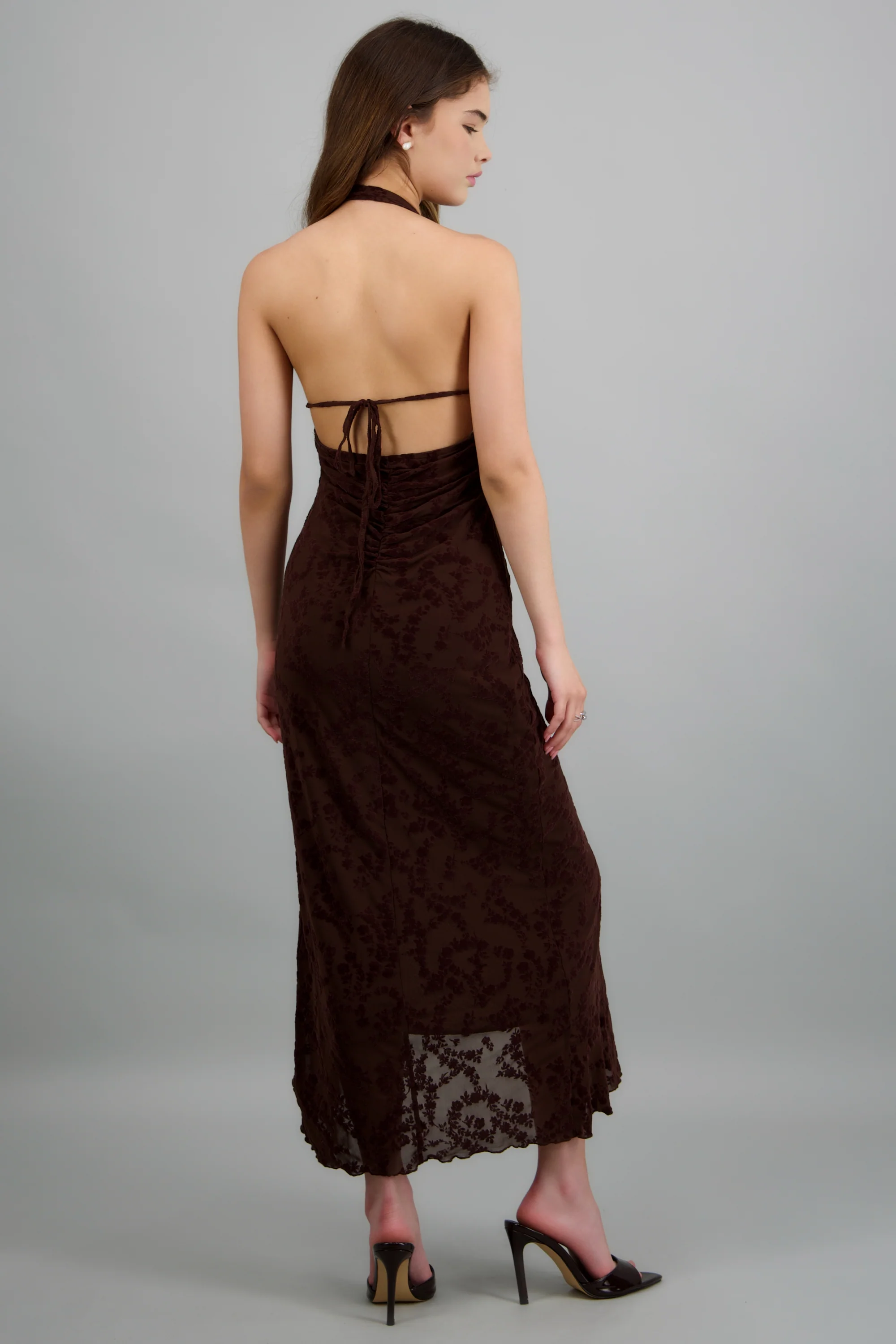 Vestido maxi halter detalle textura - Image 4