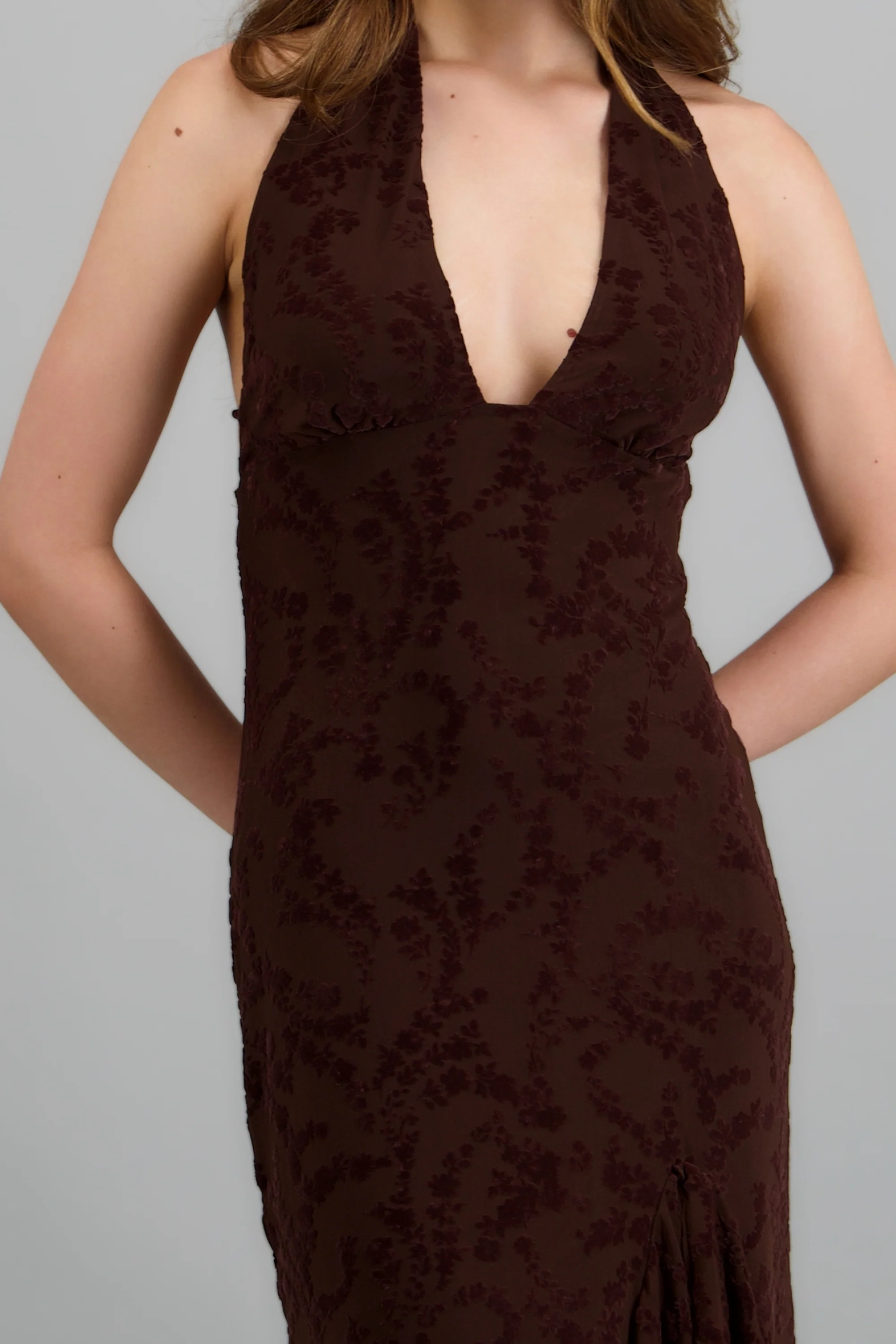 Vestido maxi halter detalle textura - Image 5