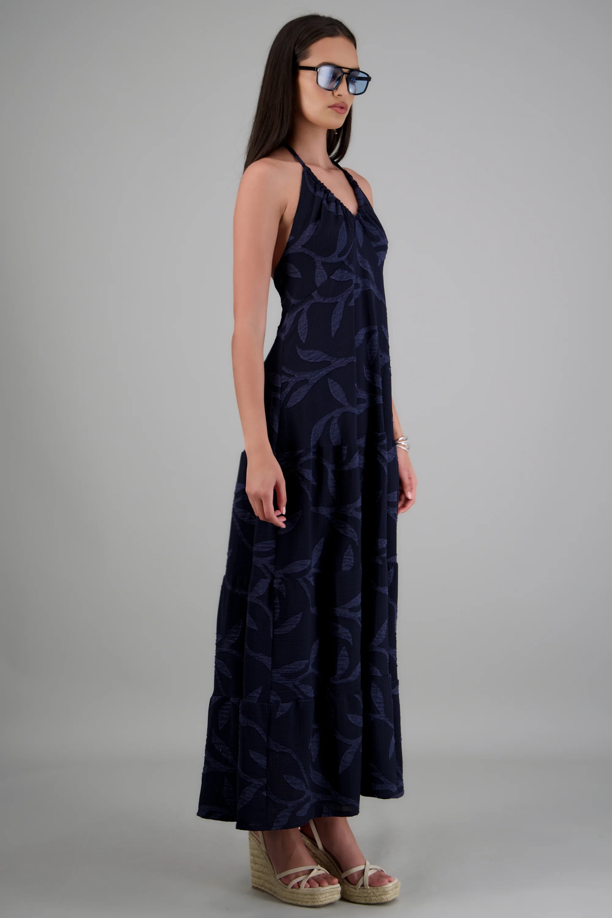 Vestido maxi halter detalle textura hojas - Image 3