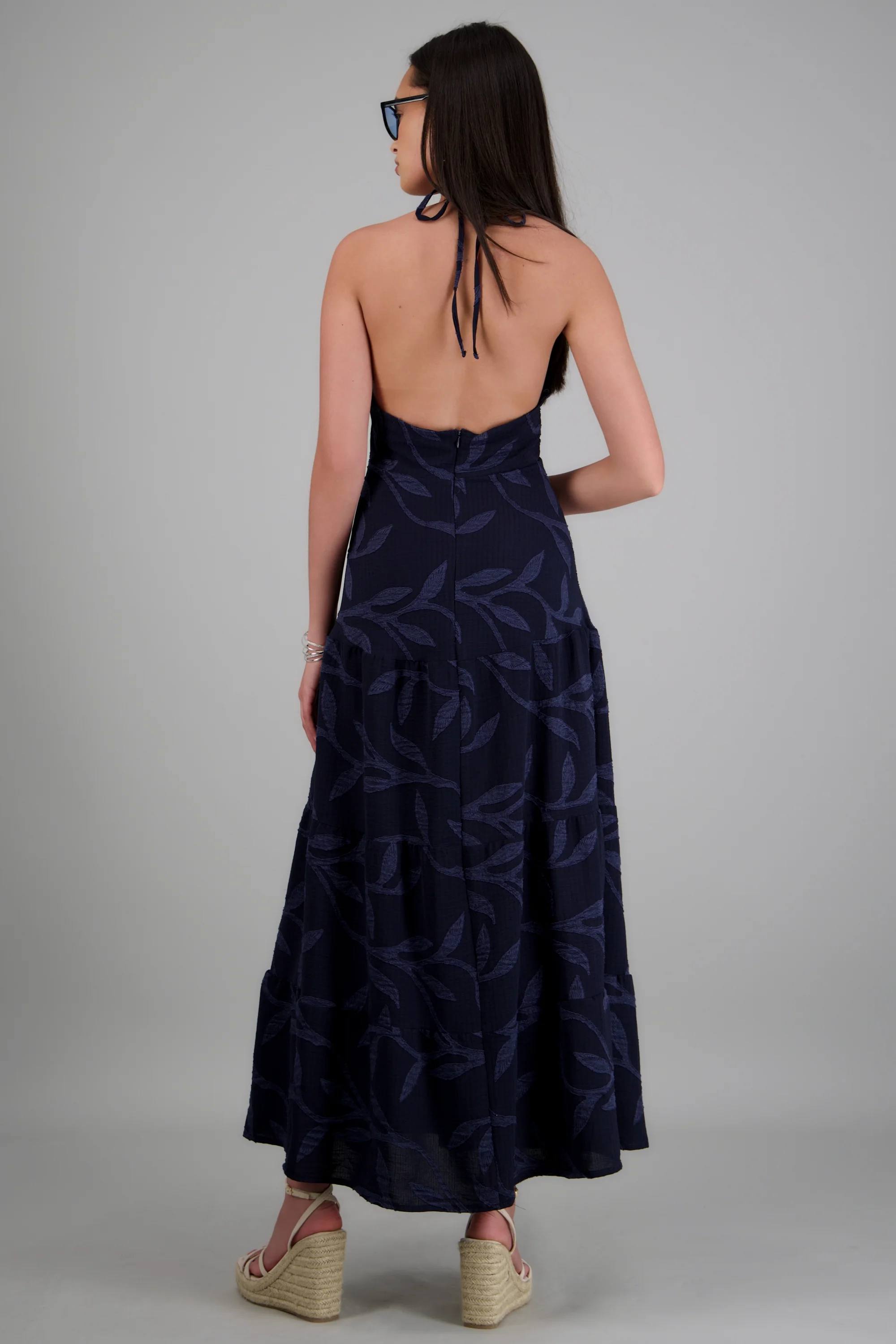 Vestido maxi halter detalle textura hojas - Image 4