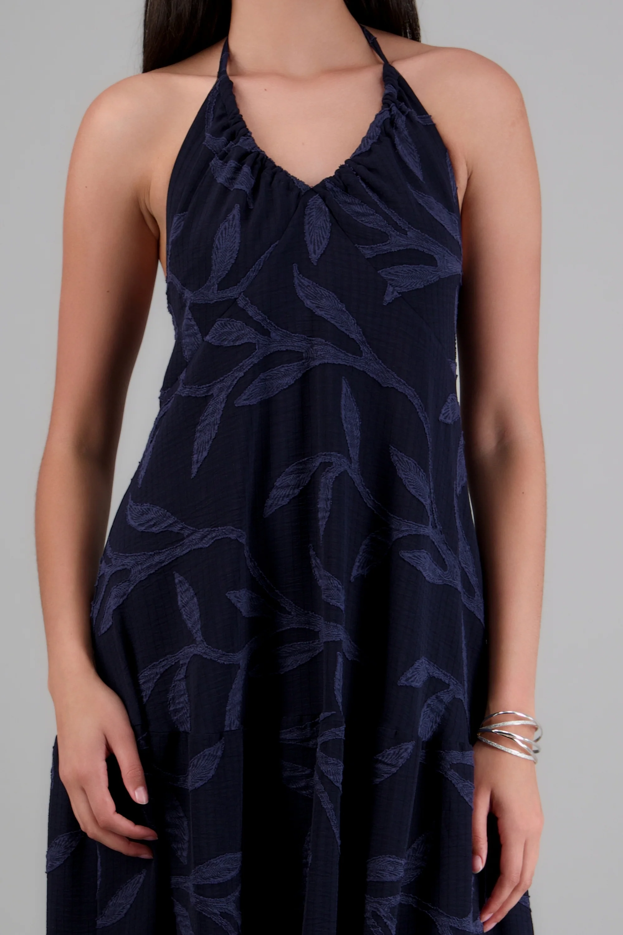 Vestido maxi halter detalle textura hojas - Image 5
