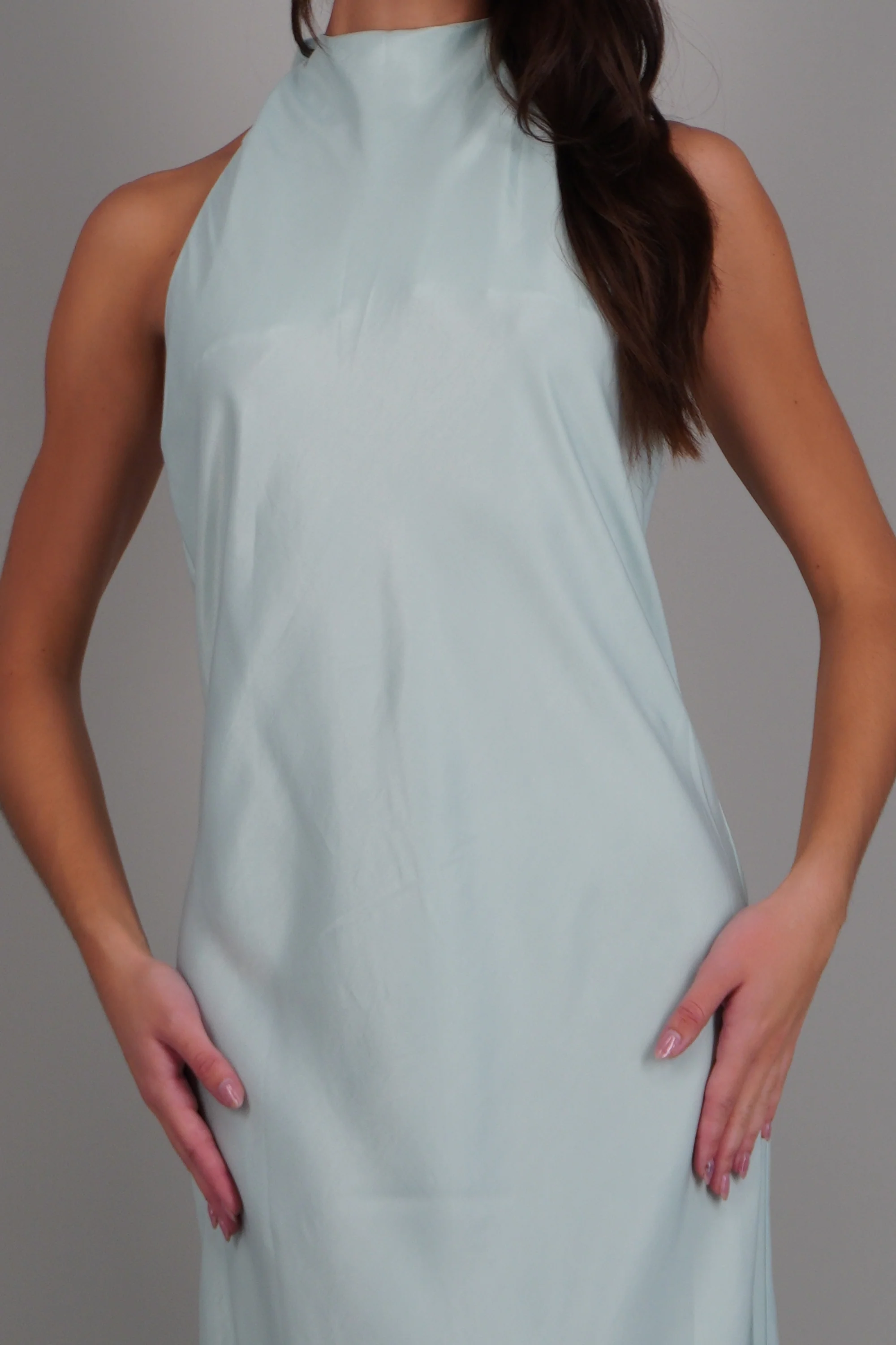 Vestido maxi halter satin fluido - Image 5
