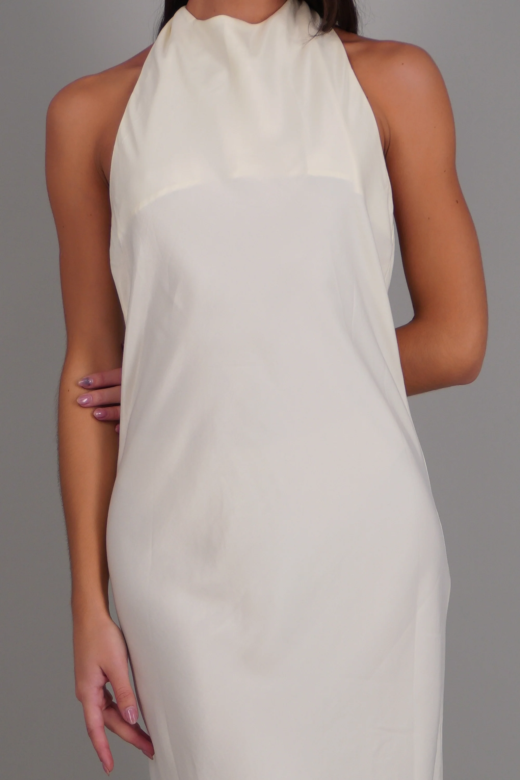 Vestido maxi halter satin fluido - Image 10
