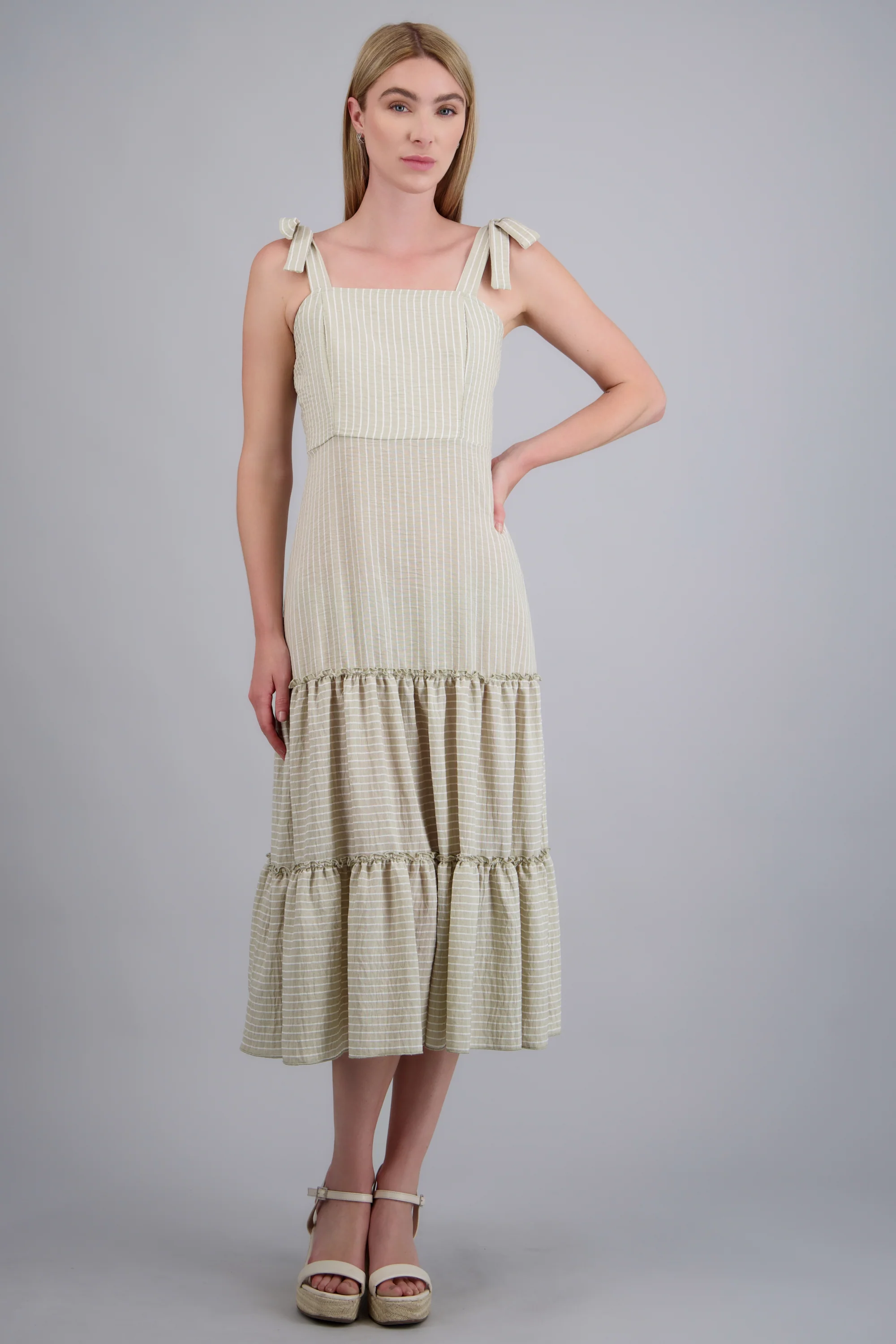 Vestido midi con tirantes detalle olanes