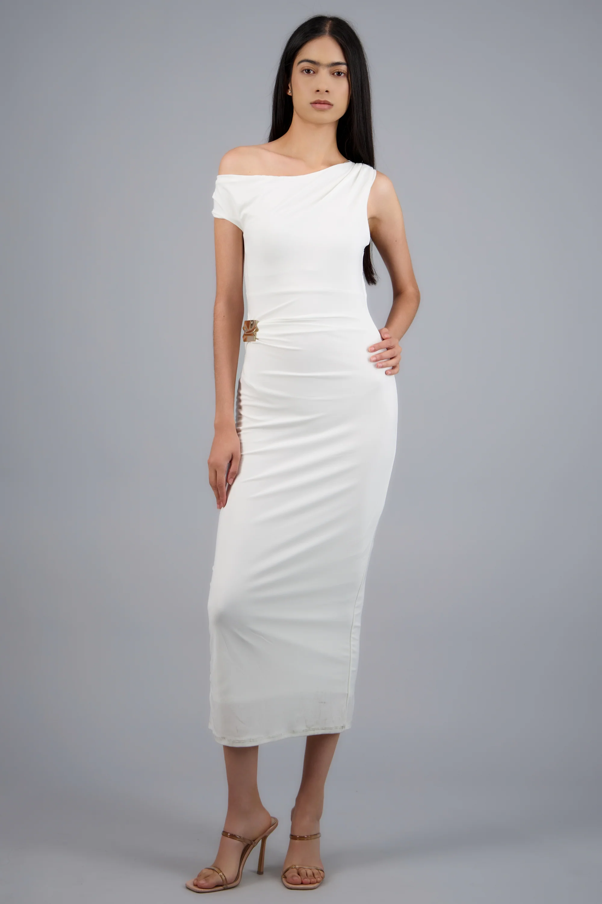 Vestido midi liso detalle hebilla