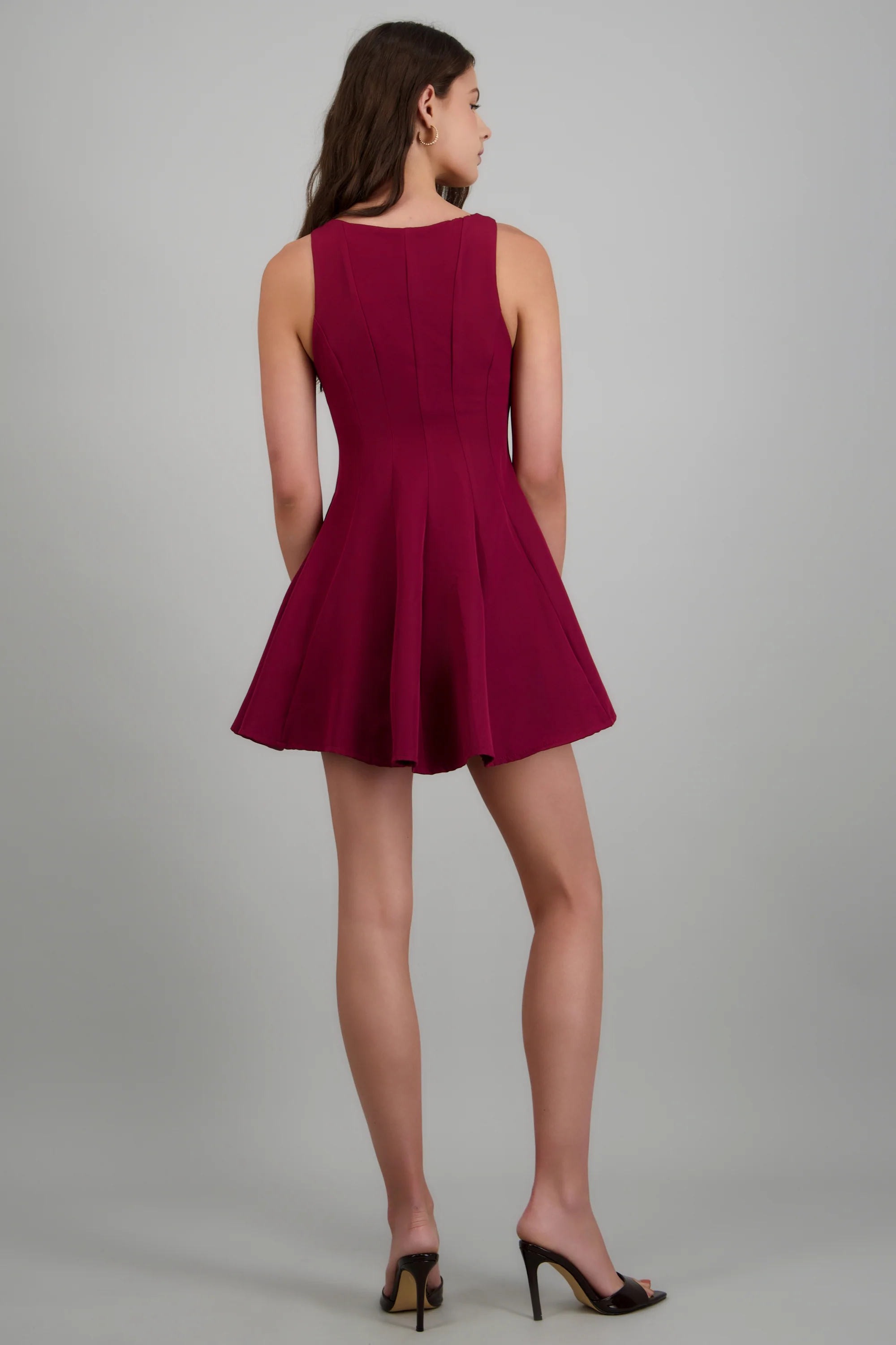 Vestido mini con cortes cuello redondo - Image 4