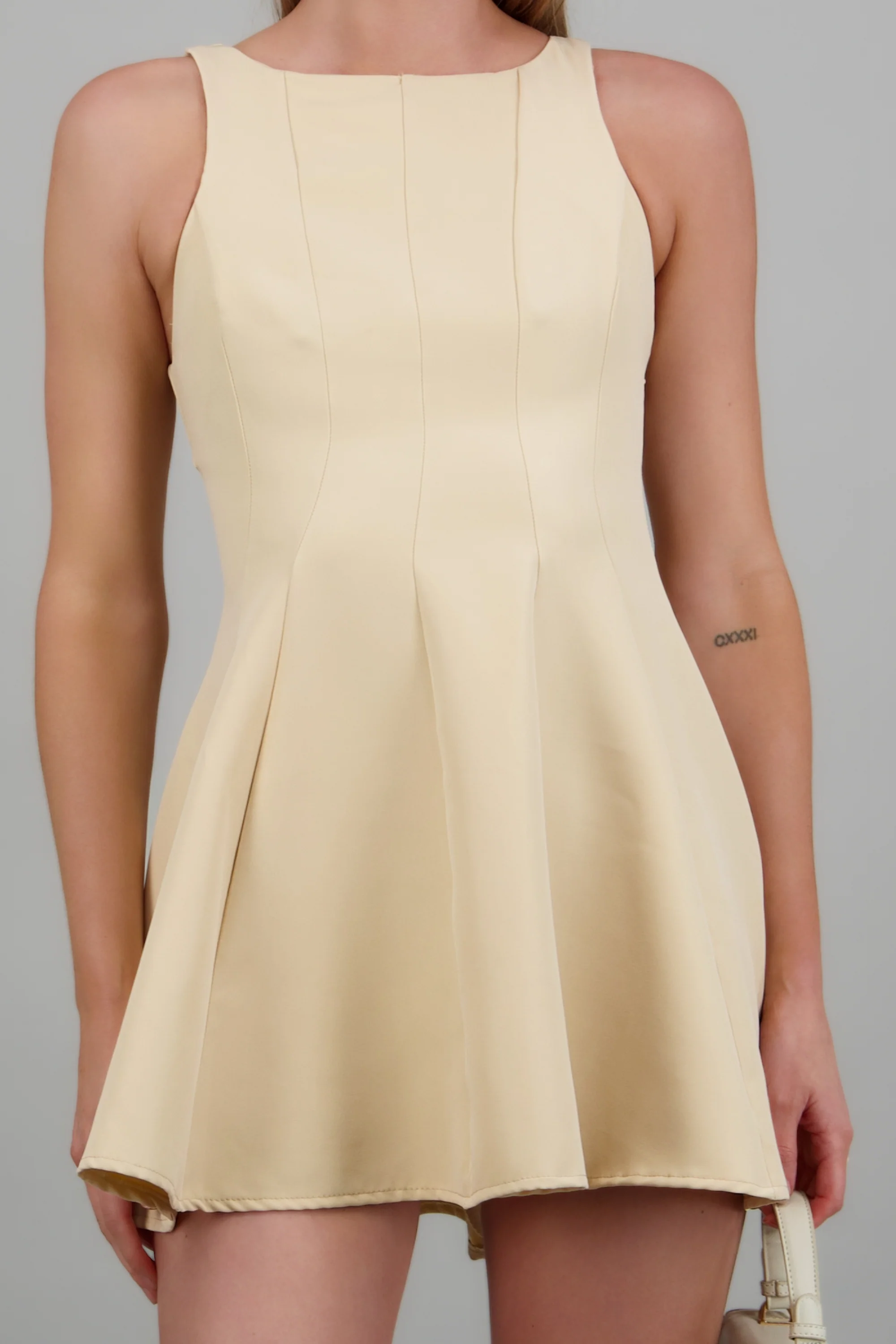 Vestido mini con cortes cuello redondo - Image 5