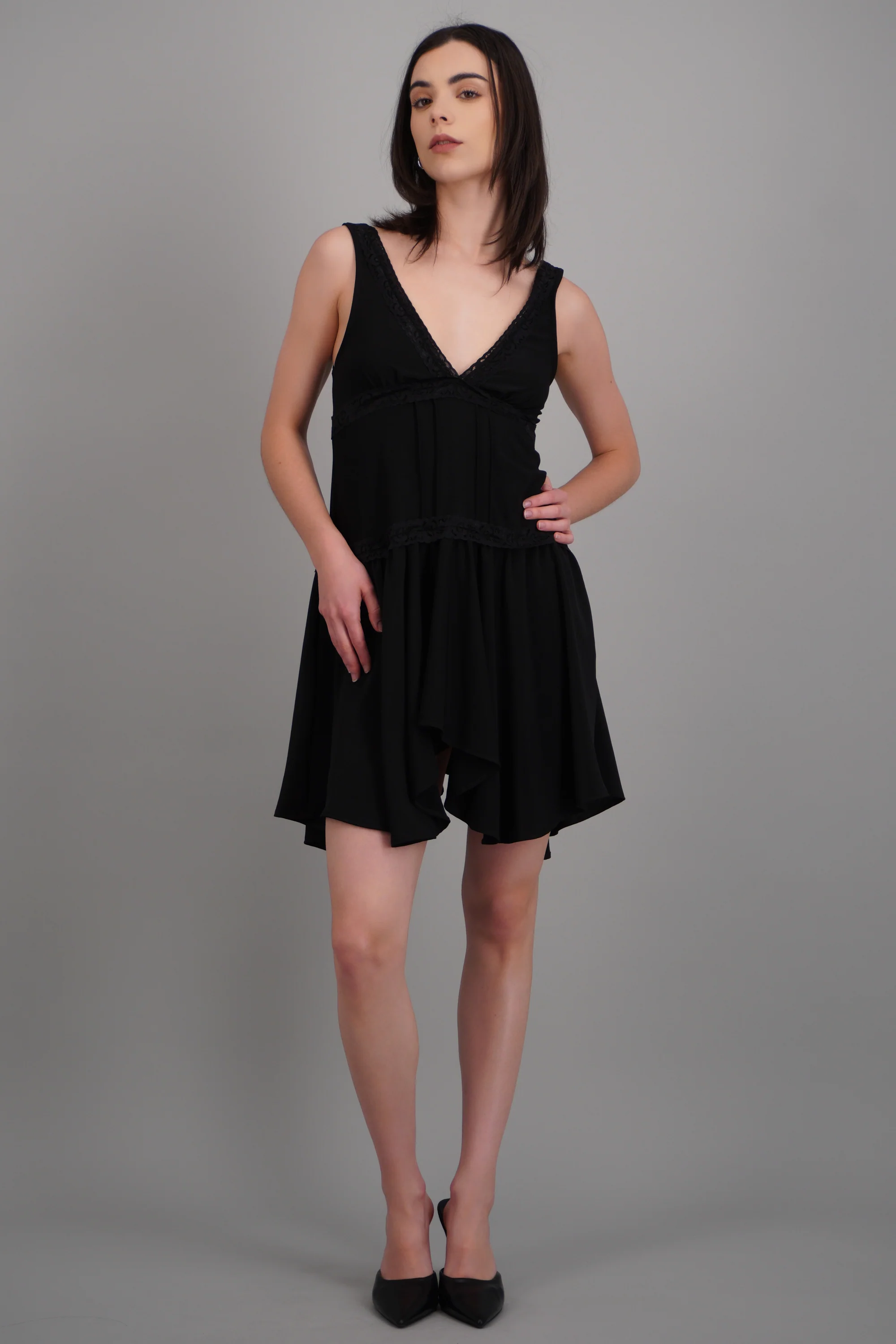 Vestido mini escotado detalles encaje