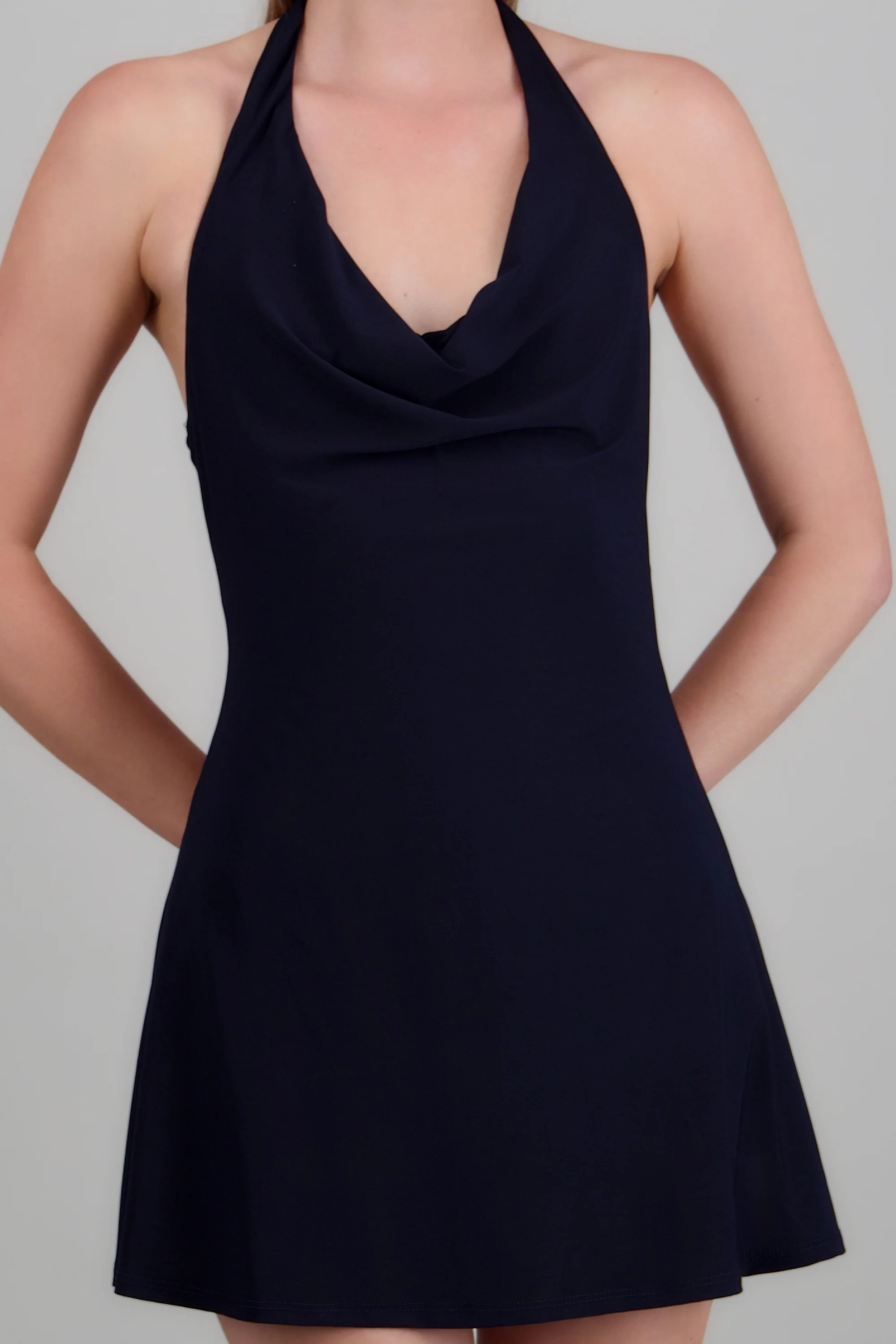 Vestido mini escote halter sin mangas - Image 5