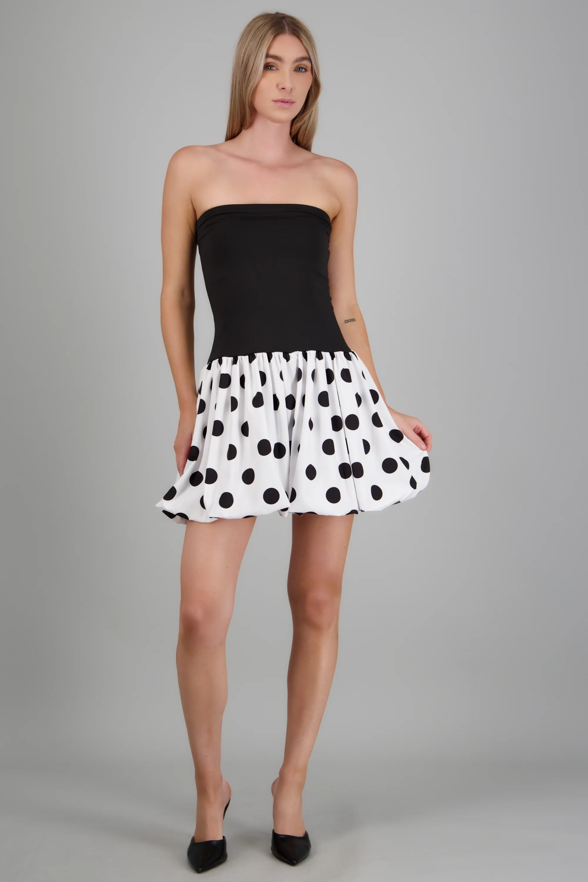 Vestido mini strapless polka dots
