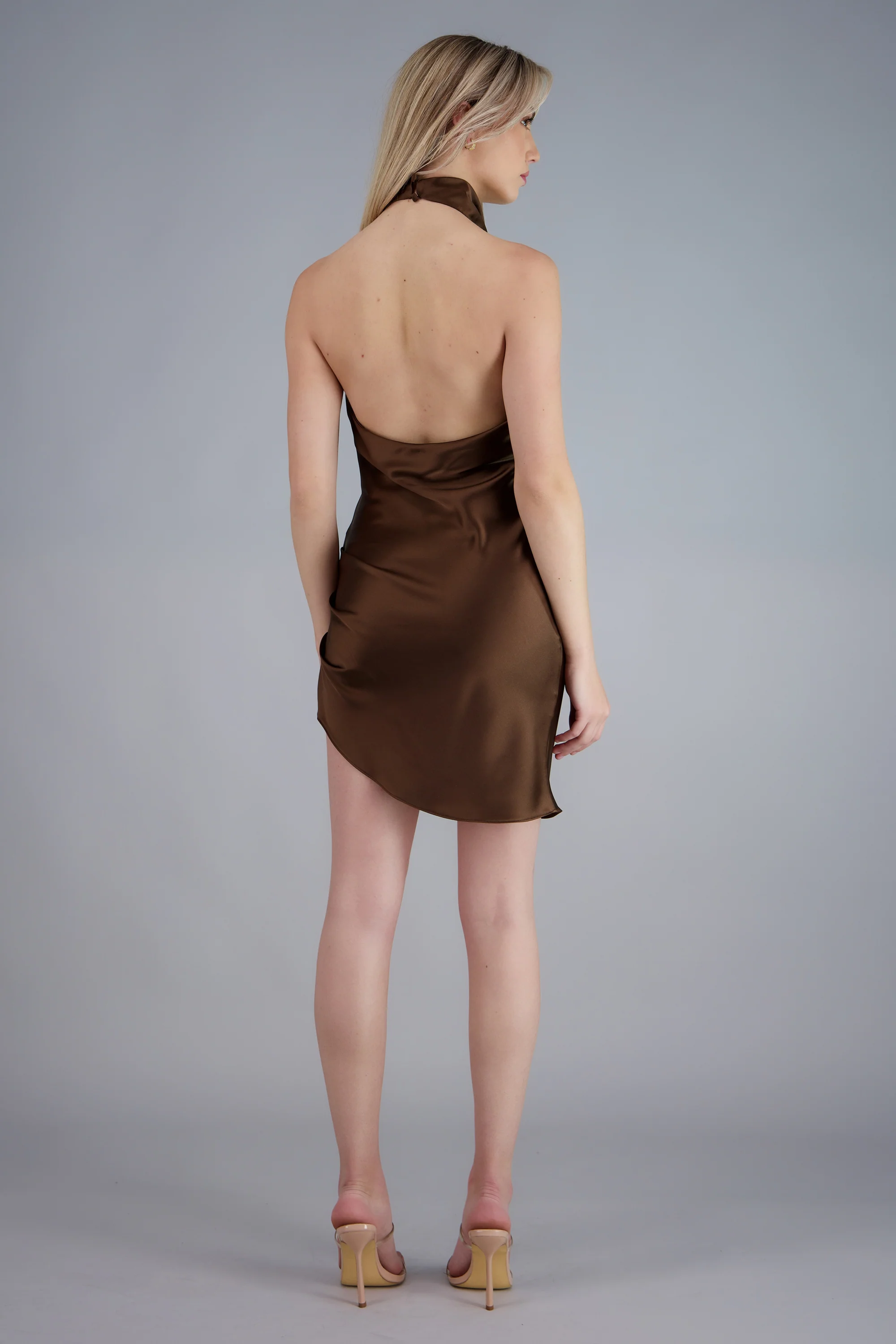 Vestido satin halter espalda abierta - Image 4