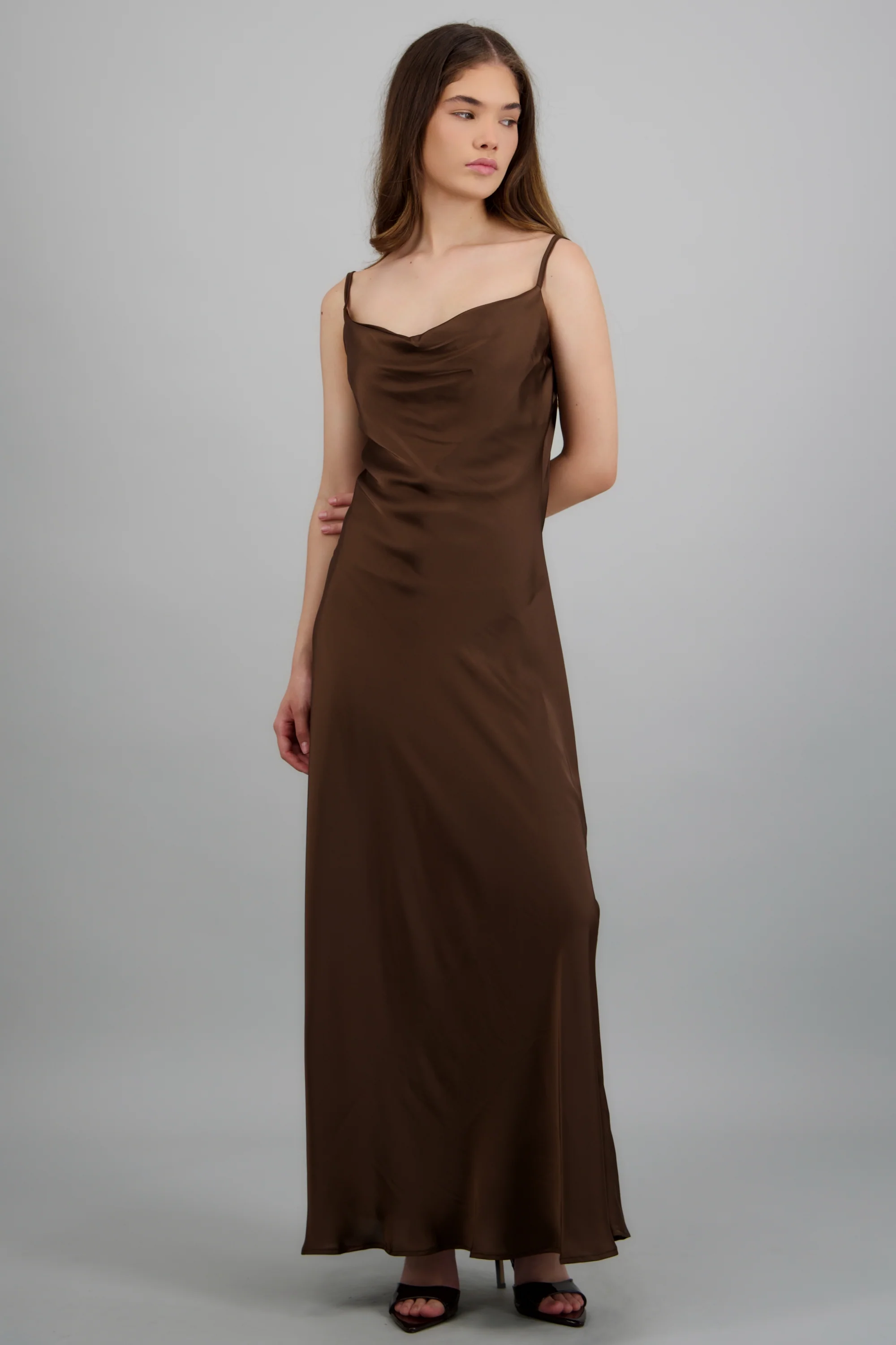 Vestido satin maxi sin mangas escote cascada - Image 2