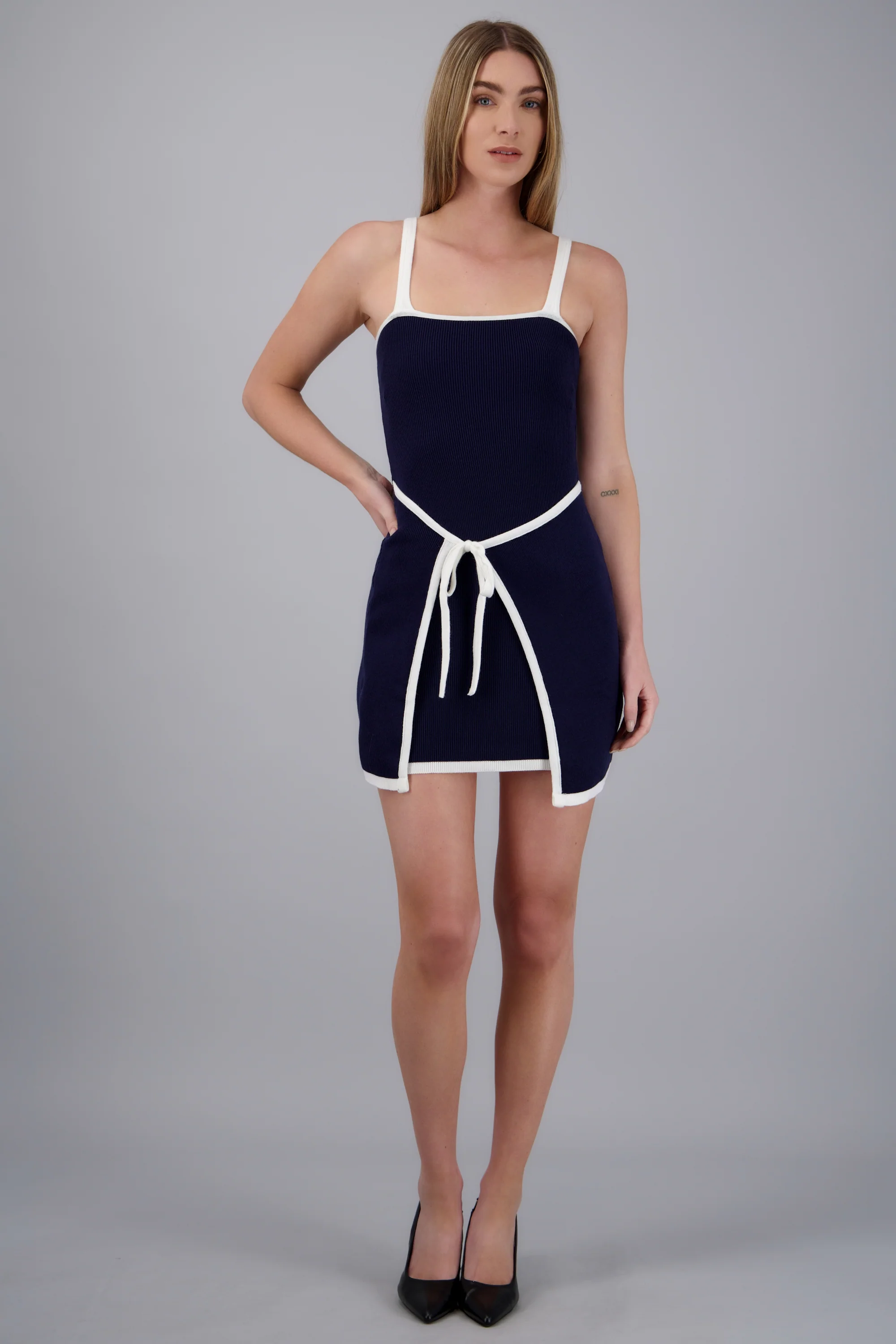 Vestido tirantes contraste detalle laso
